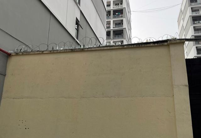 Báo Hàn mô tả cận cảnh "khu phức hợp lừa đảo lớn nhất Sihanoukville" ở Campuchia - Ảnh 4. Khu lừa đảo lớn nhất Campuchia là "nhà tù khổng lồ" - Ảnh 4.