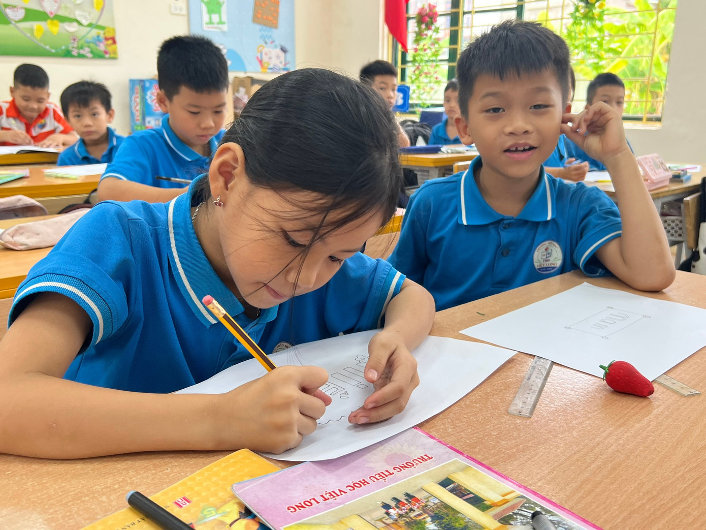 Sách giáo khoa Chương trình GDPT 2018 chưa được thử nghiệm trên diện rộng - Ảnh 1. Sách giáo khoa Chương trình GDPT 2018 chưa được thử nghiệm trên diện rộng - Ảnh 1.