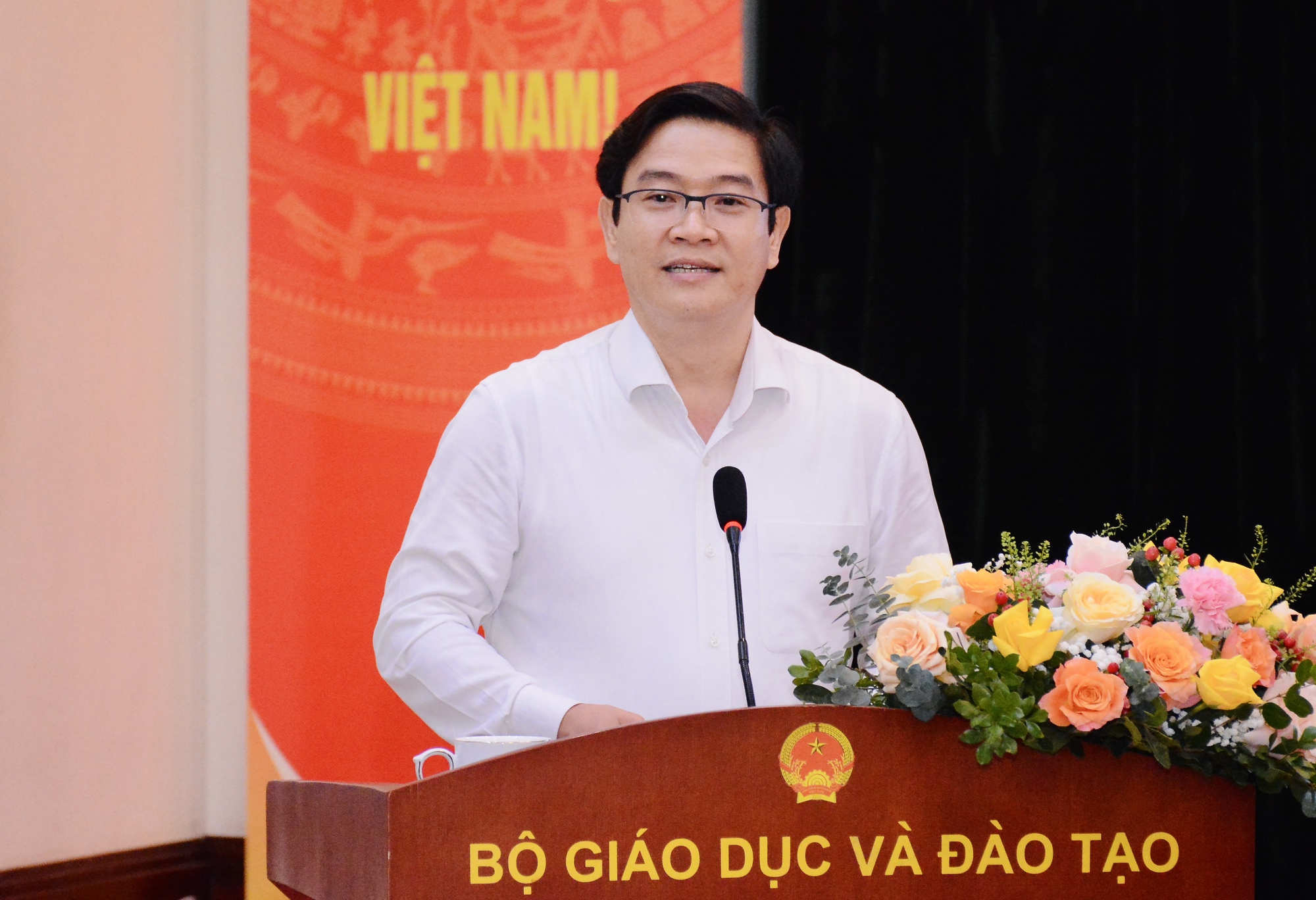 Từ năm học 2026-2027, học sinh cả nước dùng chung 1 bộ sách giáo khoa - Ảnh 3. Từ năm học 2026-2027, học sinh cả nước dùng chung 1 bộ sách giáo khoa - Ảnh 4.