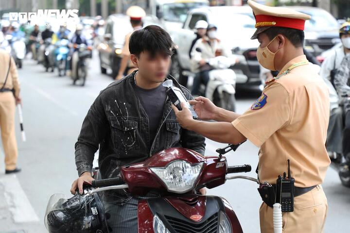 CSGT bắt đầu đợt cao điểm kiểm soát nồng độ cồn, tập trung buổi trưa và tối - Ảnh 1. CSGT bắt đầu đợt cao điểm kiểm soát nồng độ cồn, tập trung buổi trưa và tối - Ảnh 1.