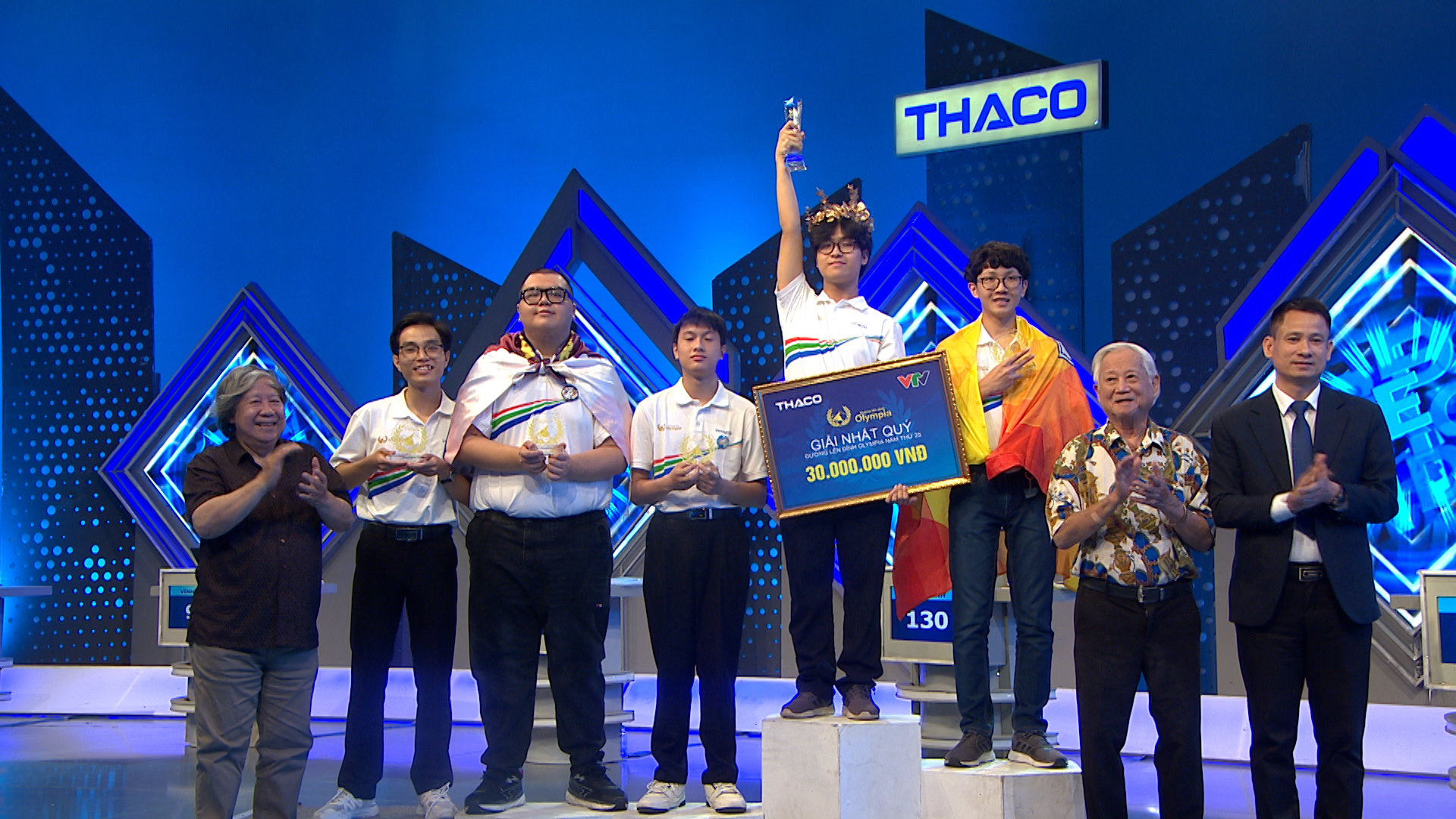 Trận thi Quý đặc biệt nhất Olympia: 5 thí sinh trường chuyên tranh tài, 4 đại diện Thủ đô và chuyên Ams lần thứ 6 lọt Chung kết! - Ảnh 4. Trận thi Quý đặc biệt nhất Olympia: 5 thí sinh trường chuyên tranh tài, 4 đại diện Thủ đô và chuyên Ams lần thứ 6 lọt Chung kết! - Ảnh 4.