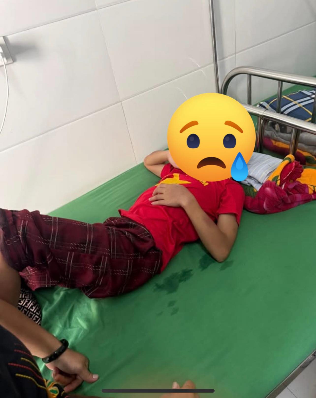 Xác minh thông tin bé gái nghi bị cha dượng bạo hành - Ảnh 2. Xác minh thông tin bé gái lớp 5 bị cha dượng bạo hành - Ảnh 2.