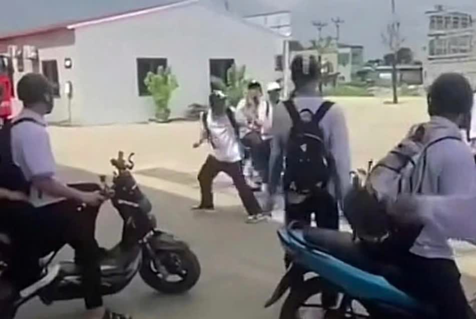 Vụ nam sinh lớp 12 bị bạn cùng trường đâm tử vong: Ranh giới giữa phòng vệ chính đáng và tội danh giết người - Ảnh 1. Vụ nam sinh lớp 12 bị bạn cùng trường đâm tử vong: Ranh giới giữa phòng vệ chính đáng và tội danh giết người - Ảnh 1.