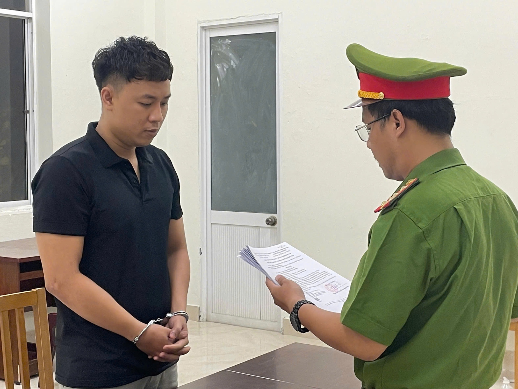 Bắt khẩn cấp Nguyễn Văn Thân - nam thanh niên giả danh công an, hiếp dâm thiếu nữ 18 tuổi - Ảnh 1. Bắt khẩn cấp Nguyễn Văn Thân - nam thanh niên giả danh công an, hiếp dâm thiếu nữ 18 tuổi - Ảnh 1.