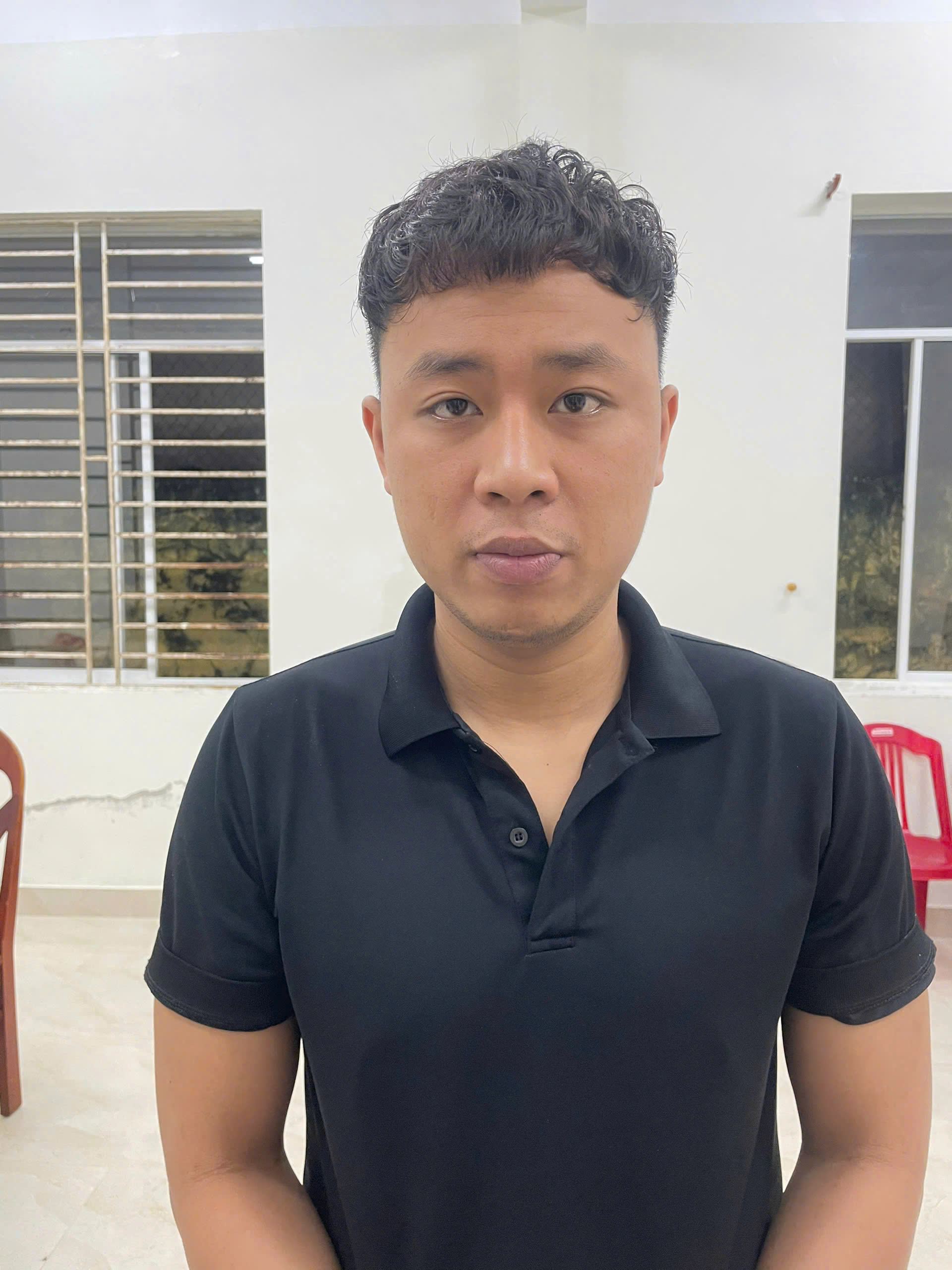 Bắt khẩn cấp Nguyễn Văn Thân - nam thanh niên giả danh công an, hiếp dâm thiếu nữ 18 tuổi - Ảnh 2. Bắt khẩn cấp Nguyễn Văn Thân - nam thanh niên giả danh công an, hiếp dâm thiếu nữ 18 tuổi - Ảnh 2.