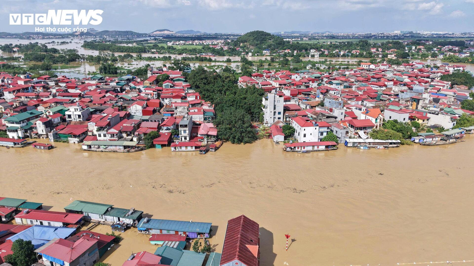 Lũ sông Cầu dâng cao, hơn 8.000 người dân ở Bắc Ninh bị cô lập - Ảnh 2. Lũ sông Cầu dâng cao, hơn 8.000 người dân ở Bắc Ninh bị cô lập - Ảnh 2.