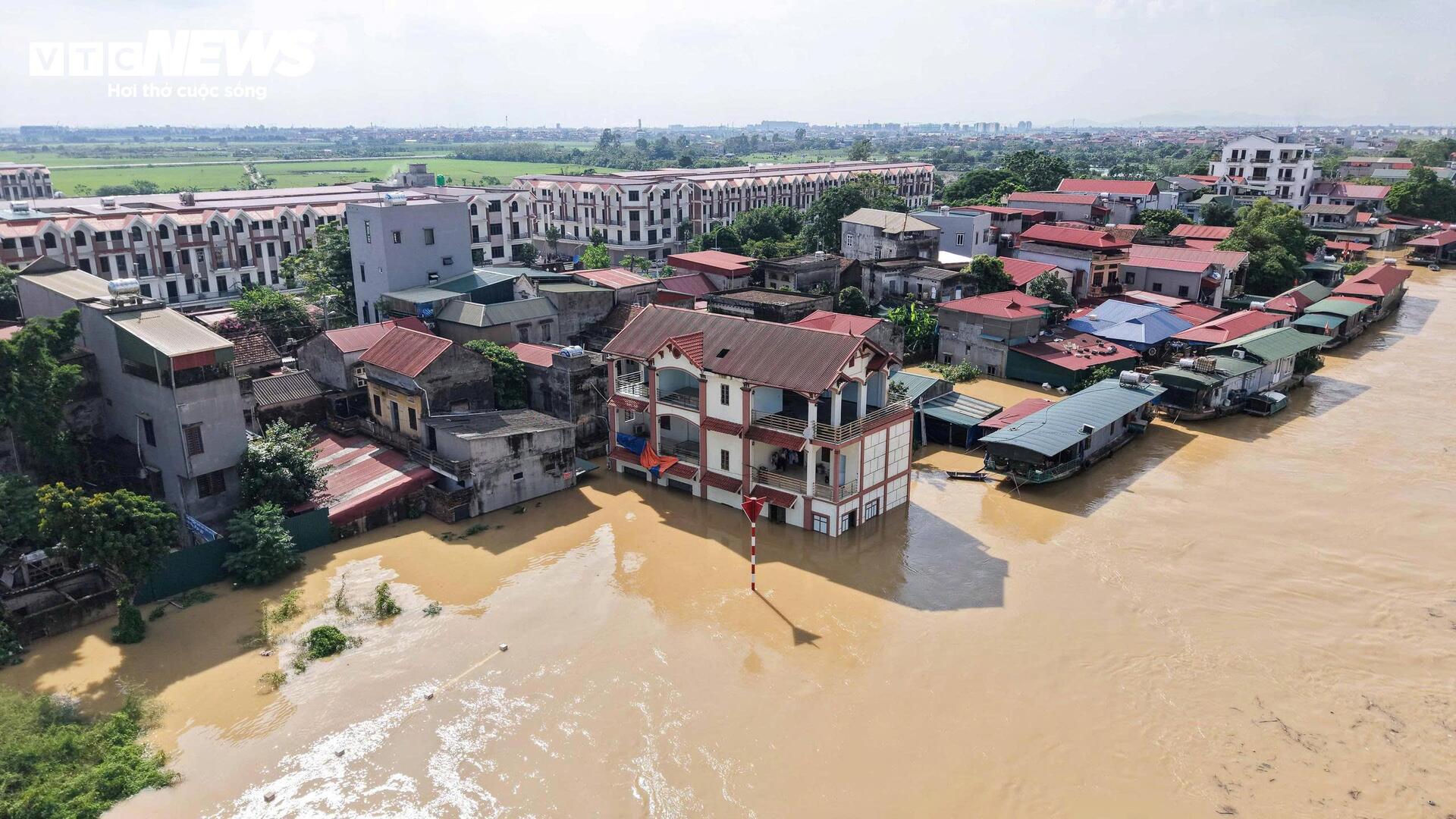 Lũ sông Cầu dâng cao, hơn 8.000 người dân ở Bắc Ninh bị cô lập - Ảnh 4. Lũ sông Cầu dâng cao, hơn 8.000 người dân ở Bắc Ninh bị cô lập - Ảnh 4.