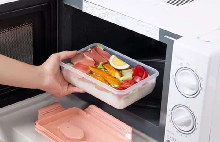 Cách dùng hộp nhựa an toàn trong lò vi sóng - Ảnh 1.