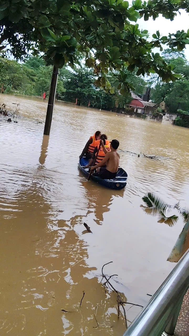 Trường học ở Nghệ An hoang tàn sau bão, thầy cô bơi thuyền đến trường - Ảnh 6.