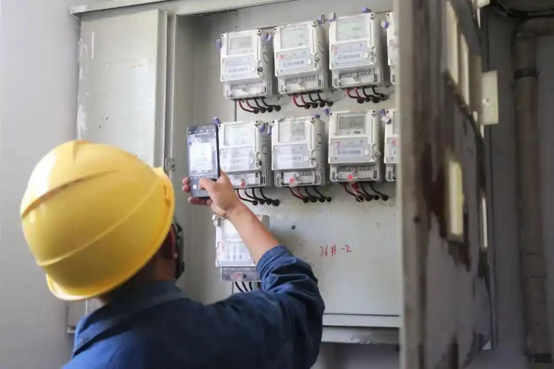 Tắt hết thiết bị điện trong nhà nhưng công tơ vẫn nhảy số, ngốn hơn 3,7 triệu đồng/tháng, người đàn ông gọi thợ đến kiểm tra thì được thông báo: &quot;Có 1 dòng điện lạ&quot; - Ảnh 1.