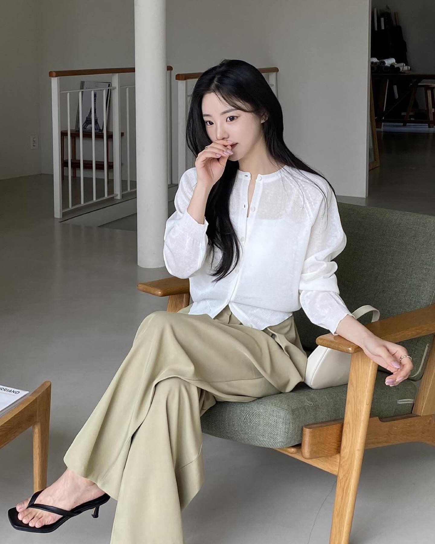 Trang phục màu trắng - be mùa này đẹp khó cưỡng: Cứ mặc lên là thành nàng thơ dịu dàng, tinh tế - Ảnh 1.