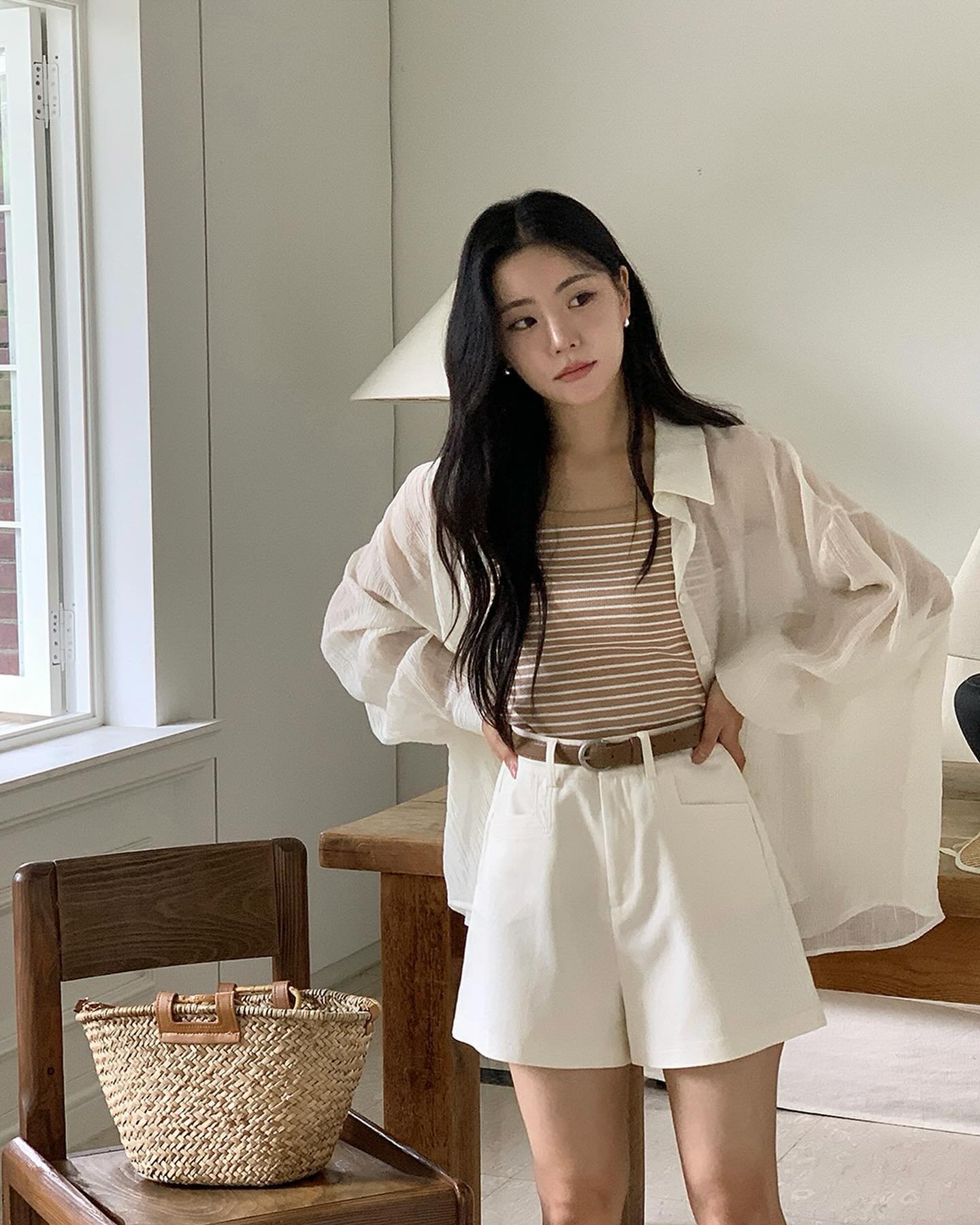 Trang phục màu trắng - be mùa này đẹp khó cưỡng: Cứ mặc lên là thành nàng thơ dịu dàng, tinh tế - Ảnh 2.