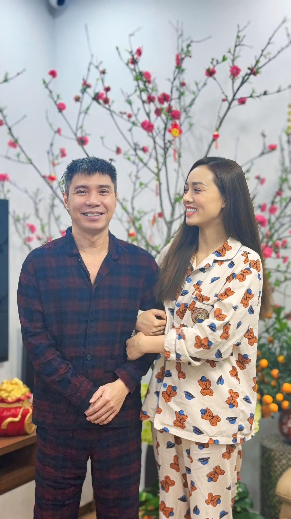 Nhan sắc vợ 3, chăm chồng như chăm em bé của nam NSND xin từ chức Phó Giám đốc Nhà hát kịch Hà Nội - Ảnh 5. Nhan sắc vợ 3, chăm chồng như chăm em bé của nam NSND xin từ chức Phó Giám đốc Nhà hát kịch Hà Nội - Ảnh 5.