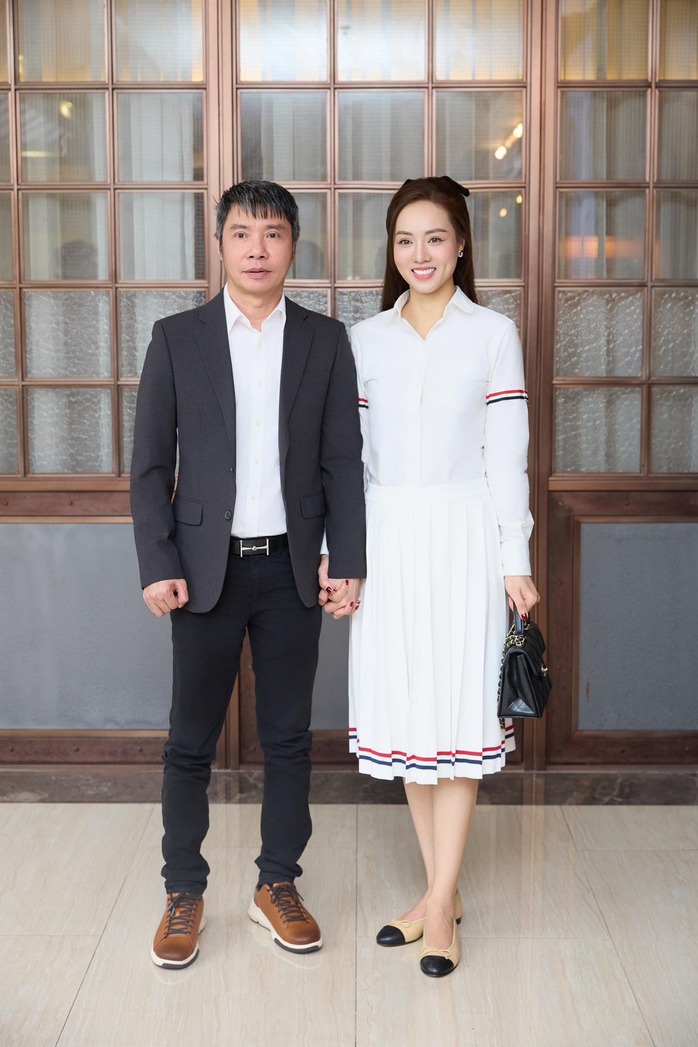 Nhan sắc vợ 3, chăm chồng như chăm em bé của nam NSND xin từ chức Phó Giám đốc Nhà hát kịch Hà Nội - Ảnh 2. Nhan sắc vợ 3, chăm chồng như chăm em bé của nam NSND xin từ chức Phó Giám đốc Nhà hát kịch Hà Nội - Ảnh 2.
