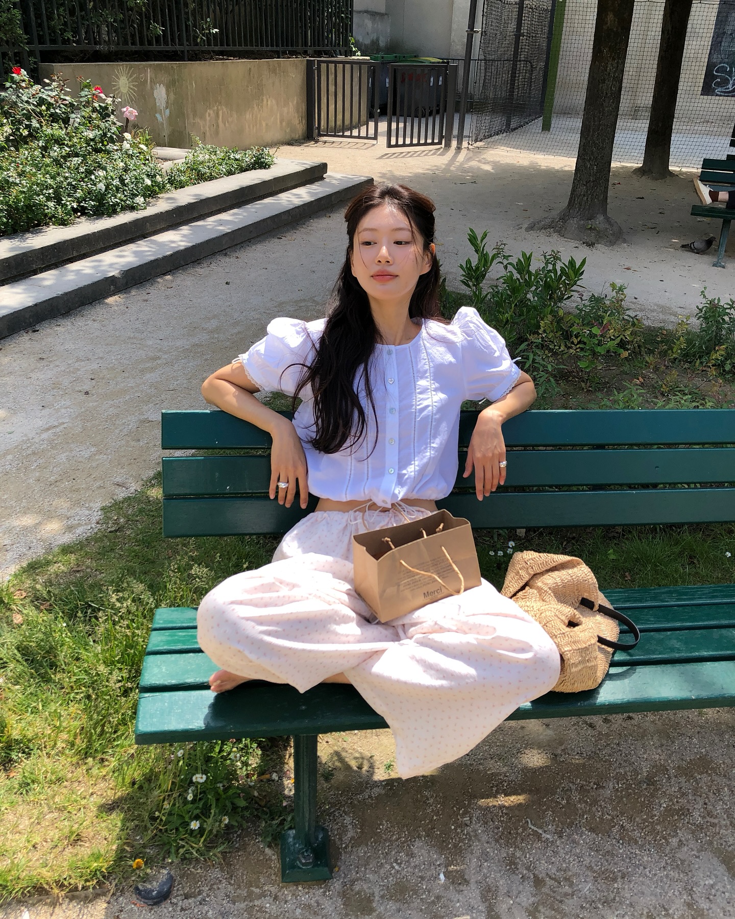 Trang phục màu trắng - be mùa này đẹp khó cưỡng: Cứ mặc lên là thành nàng thơ dịu dàng, tinh tế - Ảnh 4.