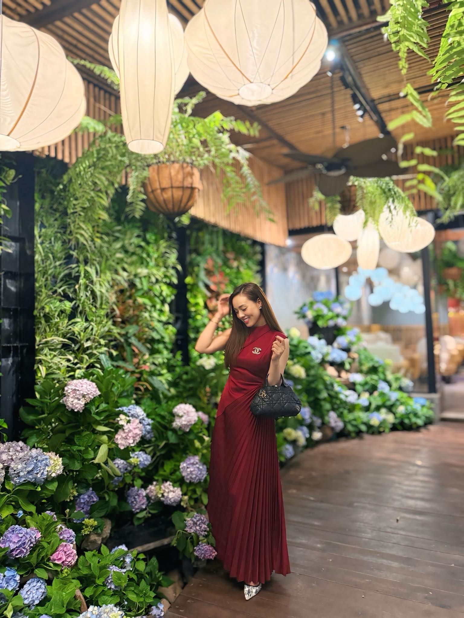 Nhan sắc vợ 3, chăm chồng như chăm em bé của nam NSND xin từ chức Phó Giám đốc Nhà hát kịch Hà Nội - Ảnh 11. Nhan sắc vợ 3, chăm chồng như chăm em bé của nam NSND xin từ chức Phó Giám đốc Nhà hát kịch Hà Nội - Ảnh 11.