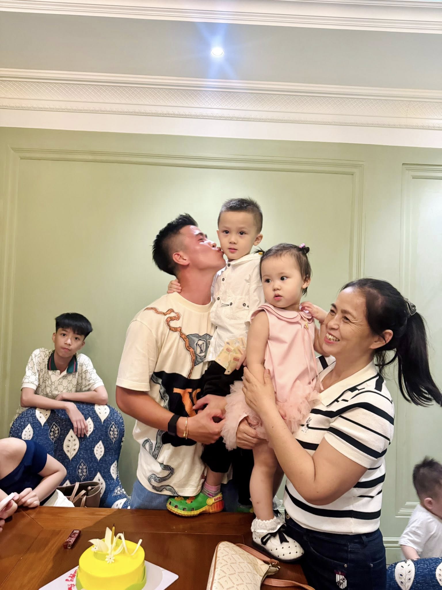 Duy Mạnh được vợ tặng vòng tay gần 200 triệu, tiểu thư Quỳnh Anh gây chú ý với mặt mộc ở nhà chồng- Ảnh 1.