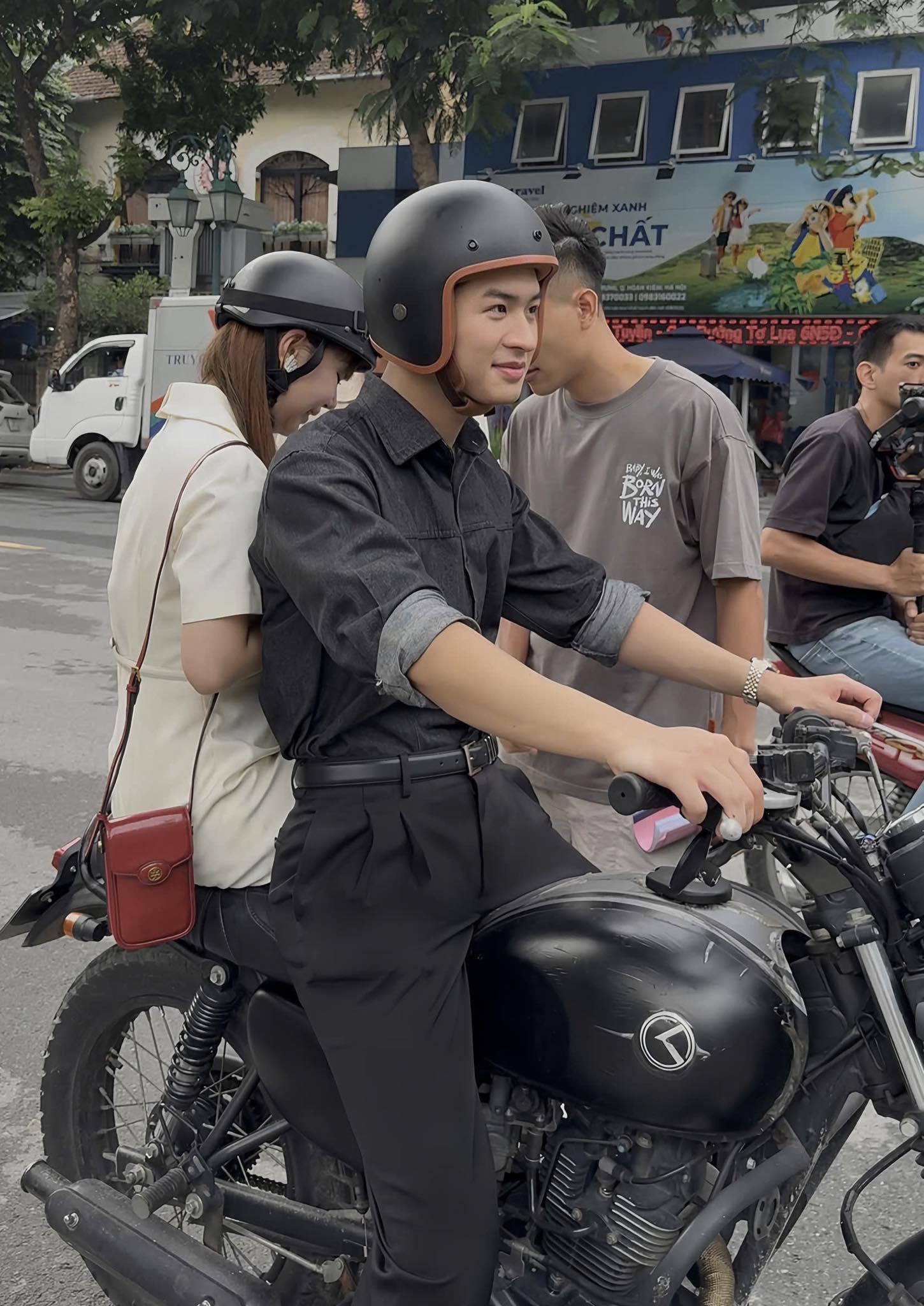 Vừa ly hôn chồng trong Gió ngang khoảng trời xanh, Quỳnh Kool có ngay trai trẻ ân cần chăm sóc, lại còn là mỹ nam đẹp cực phẩm- Ảnh 11. Vừa ly hôn chồng trong Gió ngang khoảng trời xanh, Quỳnh Kool có ngay trai trẻ ân cần chăm sóc, lại còn là mỹ nam đẹp cực phẩm- Ảnh 11.
