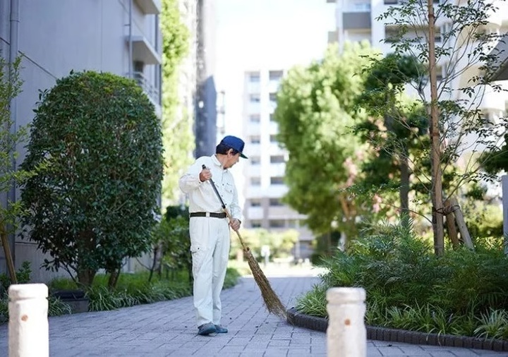 Lao công quét dọn chung cư hóa ra là triệu phú, mỗi năm kiếm 5,3 tỷ đồng - Ảnh 1.