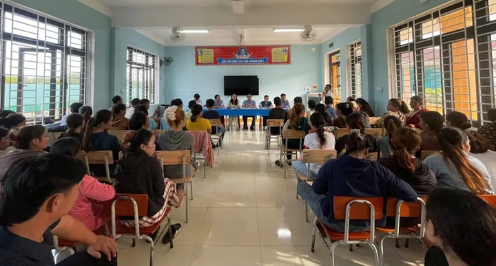 Nữ phó hiệu trưởng bị tạm đình chỉ công tác sau vụ 40 học sinh nghi ngộ độc - Ảnh 2.