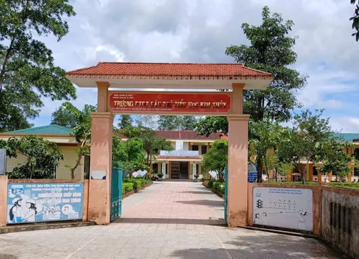Nữ phó hiệu trưởng bị tạm đình chỉ công tác sau vụ 40 học sinh nghi ngộ độc - Ảnh 1.