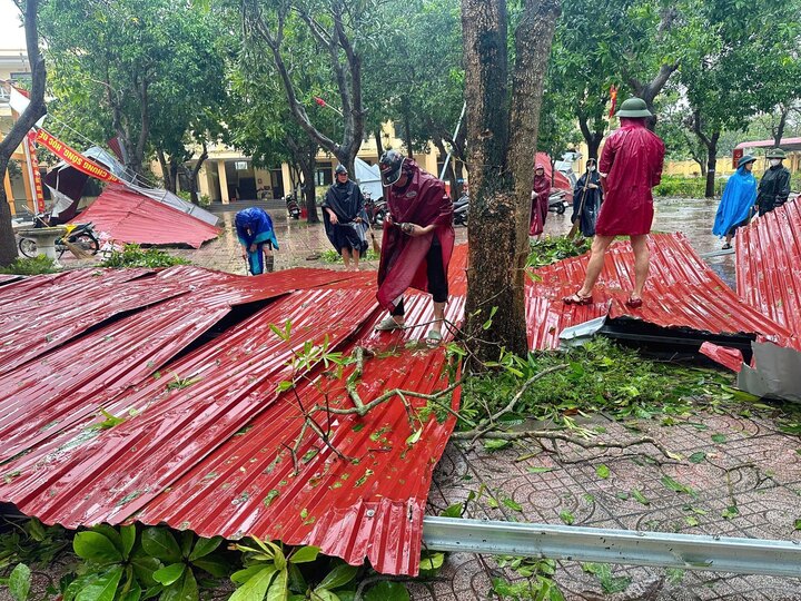 Trường học ở Nghệ An hoang tàn sau bão, thầy cô bơi thuyền đến trường - Ảnh 3.