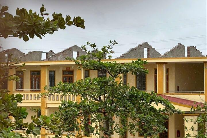 Trường học ở Nghệ An hoang tàn sau bão, thầy cô bơi thuyền đến trường - Ảnh 2.