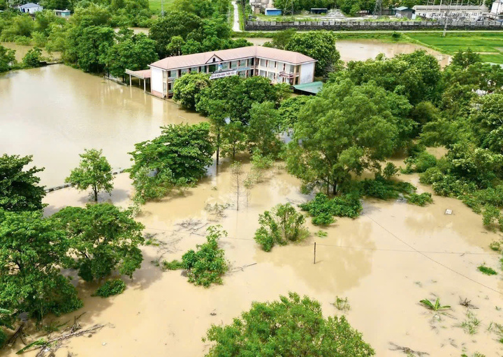 Trường học ở Nghệ An hoang tàn sau bão, thầy cô bơi thuyền đến trường - Ảnh 1.