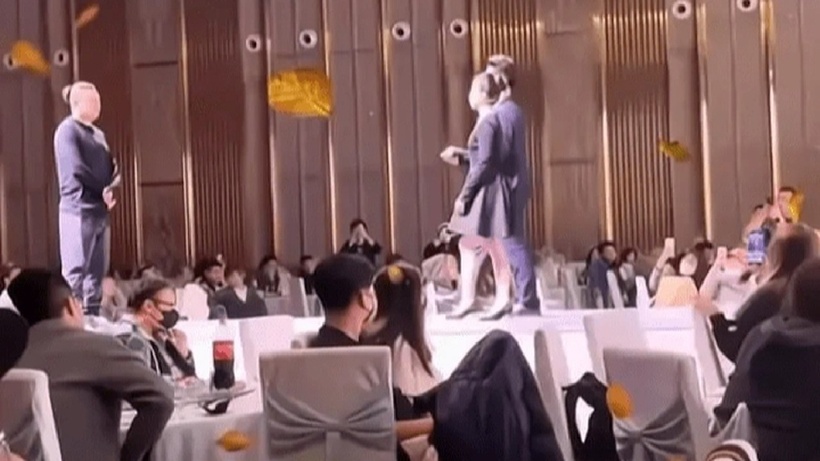 Cặp đôi &quot;chơi lớn&quot; tổ chức tiệc ly hôn, mời khách đến nhận lại tiền mừng cưới - Ảnh 1.