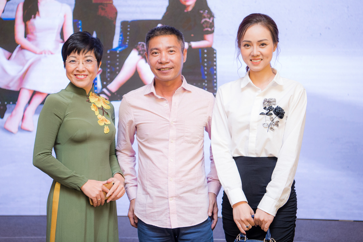 Nhan sắc vợ 3, chăm chồng như chăm em bé của nam NSND xin từ chức Phó Giám đốc Nhà hát kịch Hà Nội - Ảnh 14. Nhan sắc vợ 3, chăm chồng như chăm em bé của nam NSND xin từ chức Phó Giám đốc Nhà hát kịch Hà Nội - Ảnh 14.