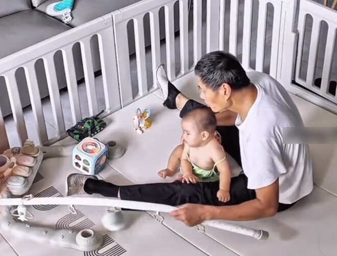 Con dâu ra ngoài nhờ bố chồng ở nhà chăm cháu, 30 phút sau check cam thì thấy cảnh tượng cả đời không quên - Ảnh 1.