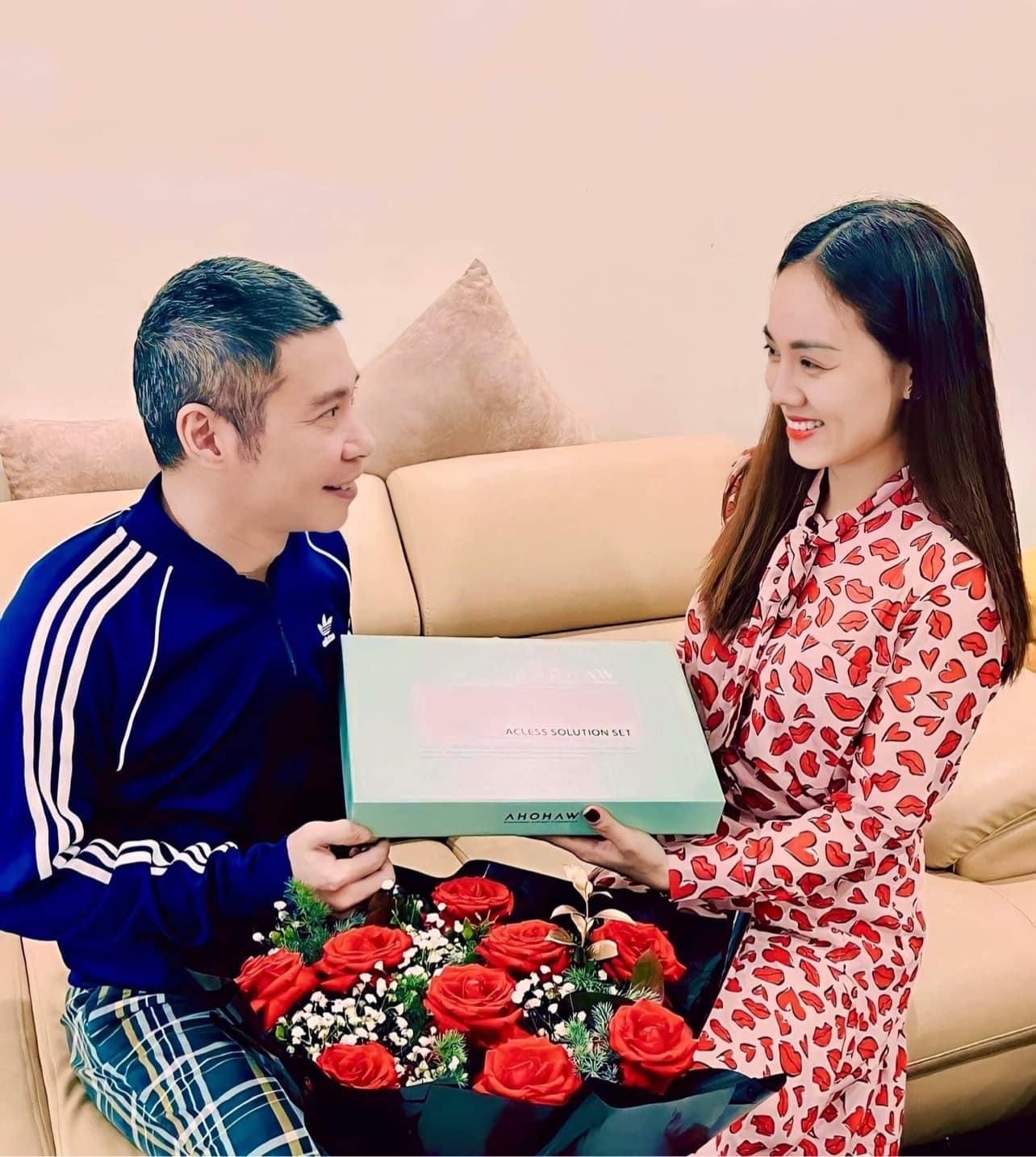 Nhan sắc vợ 3, chăm chồng như chăm em bé của nam NSND xin từ chức Phó Giám đốc Nhà hát kịch Hà Nội - Ảnh 13. Nhan sắc vợ 3, chăm chồng như chăm em bé của nam NSND xin từ chức Phó Giám đốc Nhà hát kịch Hà Nội - Ảnh 13.