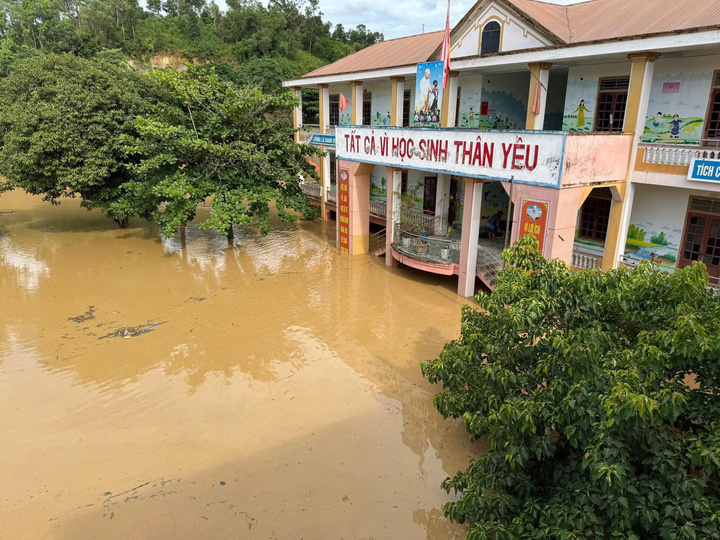 Trường học ở Nghệ An hoang tàn sau bão, thầy cô bơi thuyền đến trường - Ảnh 5.