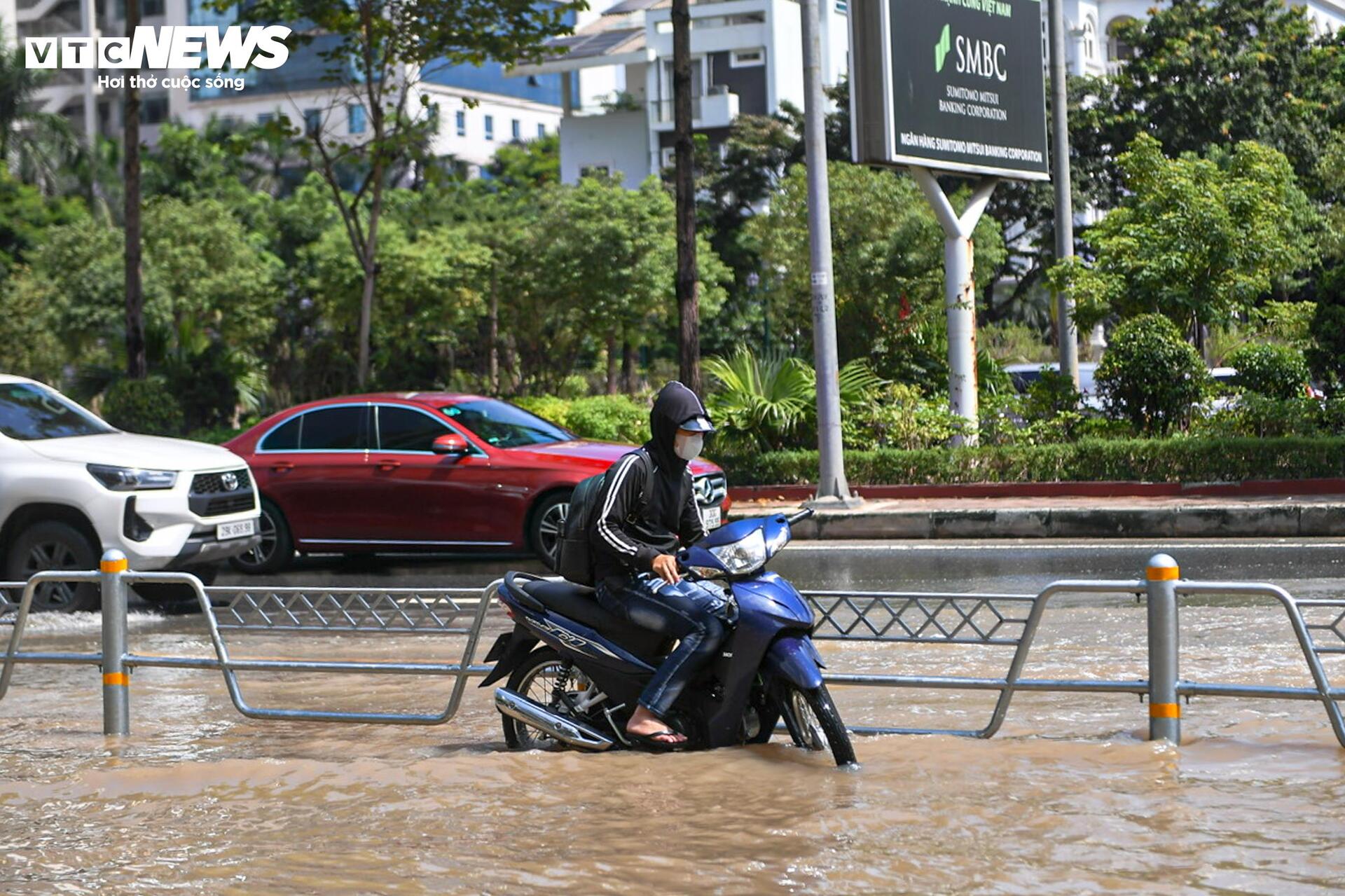 Hà Nội nắng đẹp, đường Võ Chí Công vẫn ngập nửa mét - Ảnh 13.