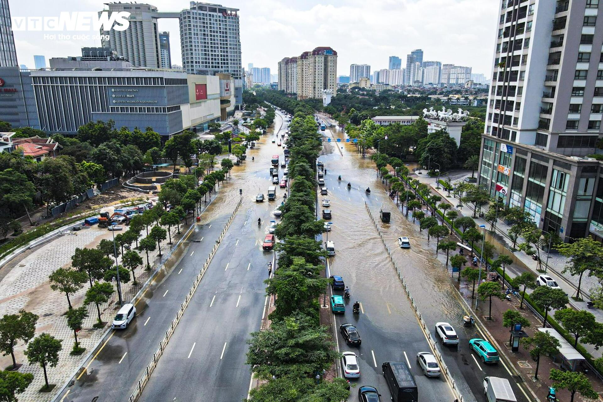 Hà Nội nắng đẹp, đường Võ Chí Công vẫn ngập nửa mét - Ảnh 1.