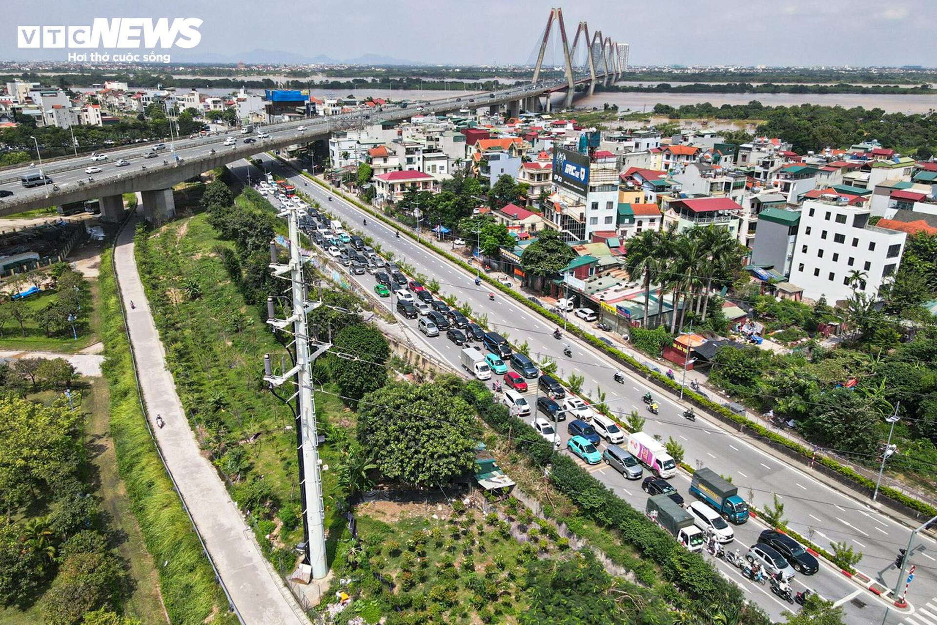Hà Nội nắng đẹp, đường Võ Chí Công vẫn ngập nửa mét - Ảnh 3.