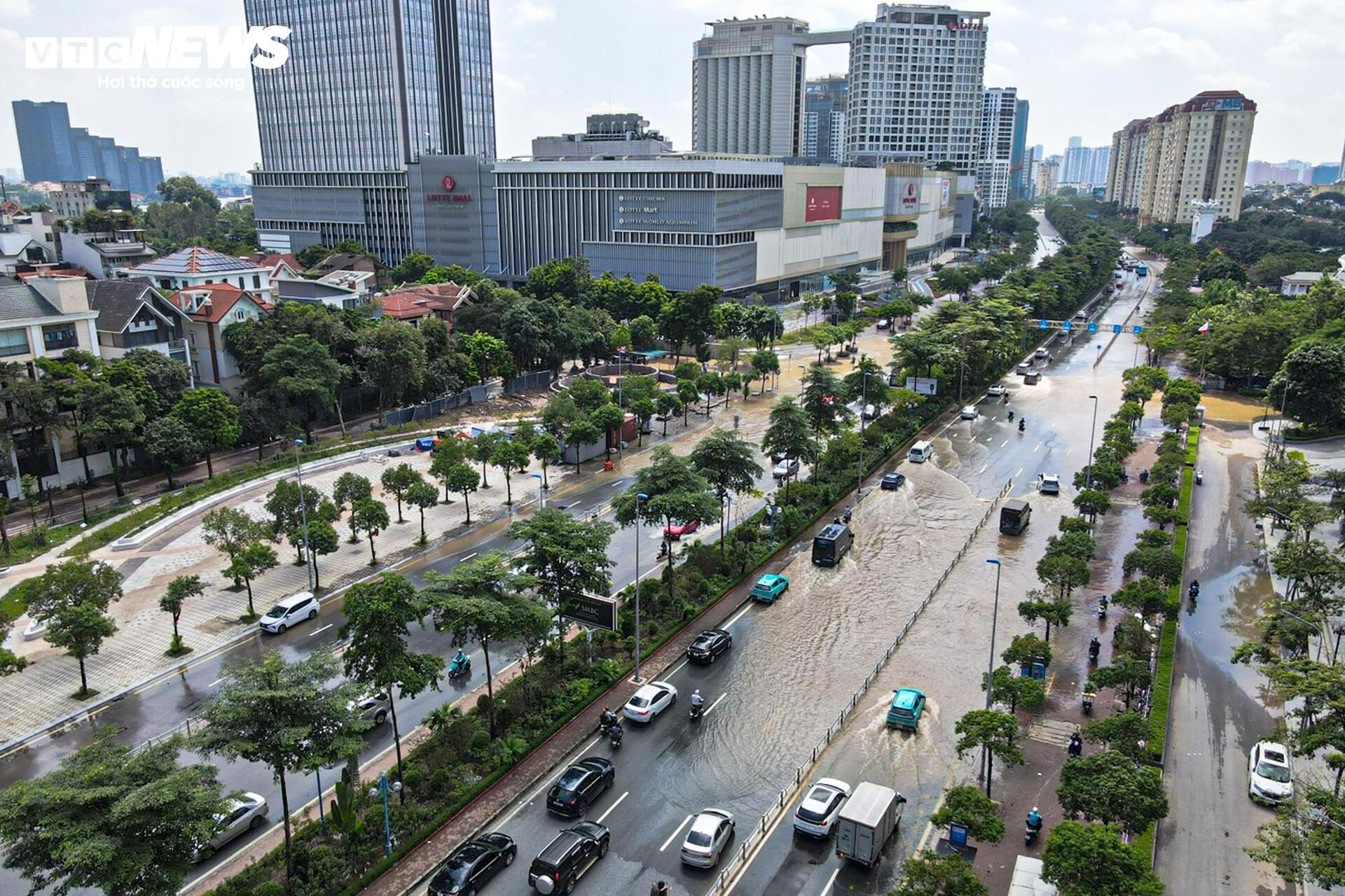 Hà Nội nắng đẹp, đường Võ Chí Công vẫn ngập nửa mét - Ảnh 2.