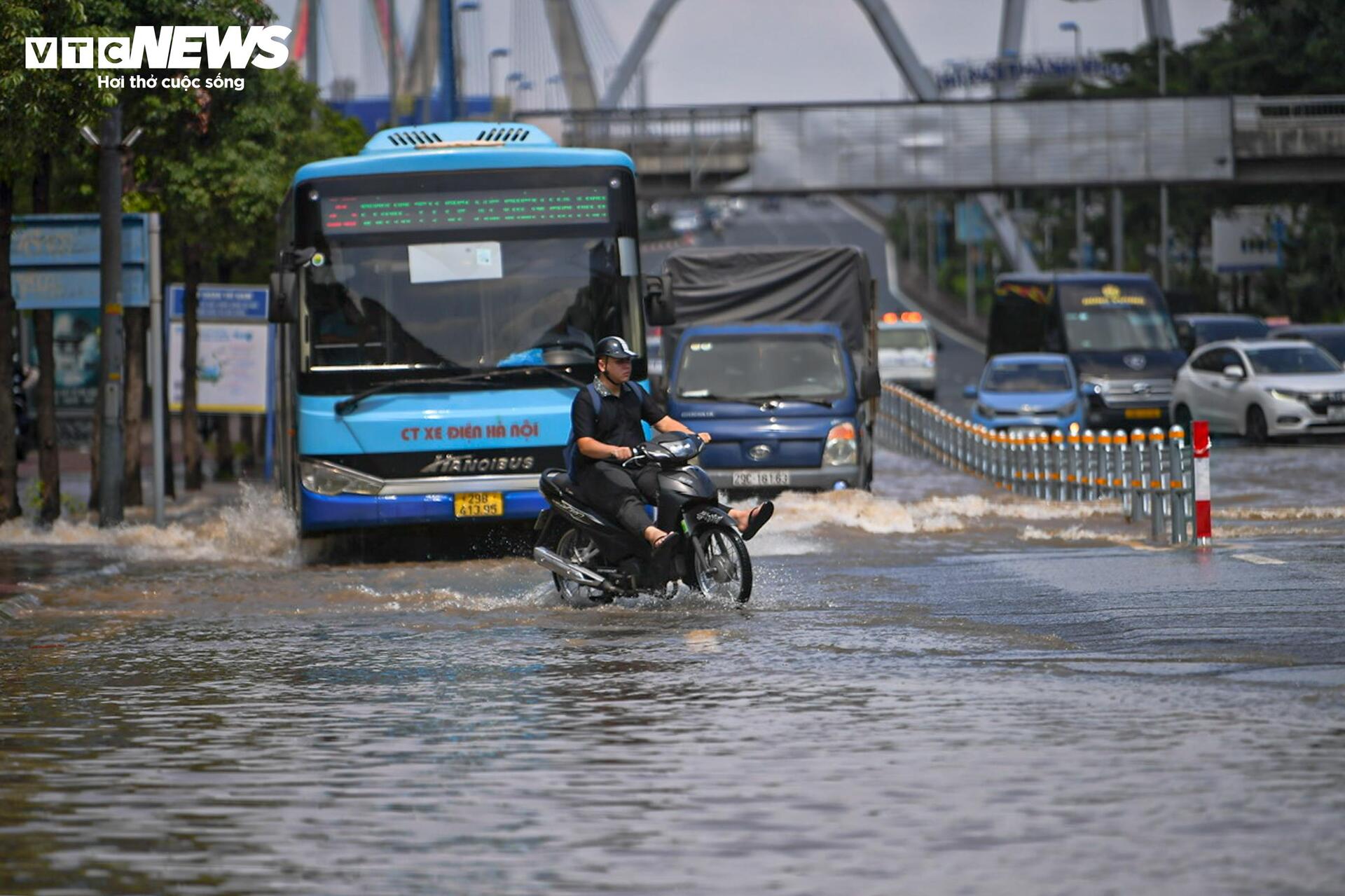 Hà Nội nắng đẹp, đường Võ Chí Công vẫn ngập nửa mét - Ảnh 6.