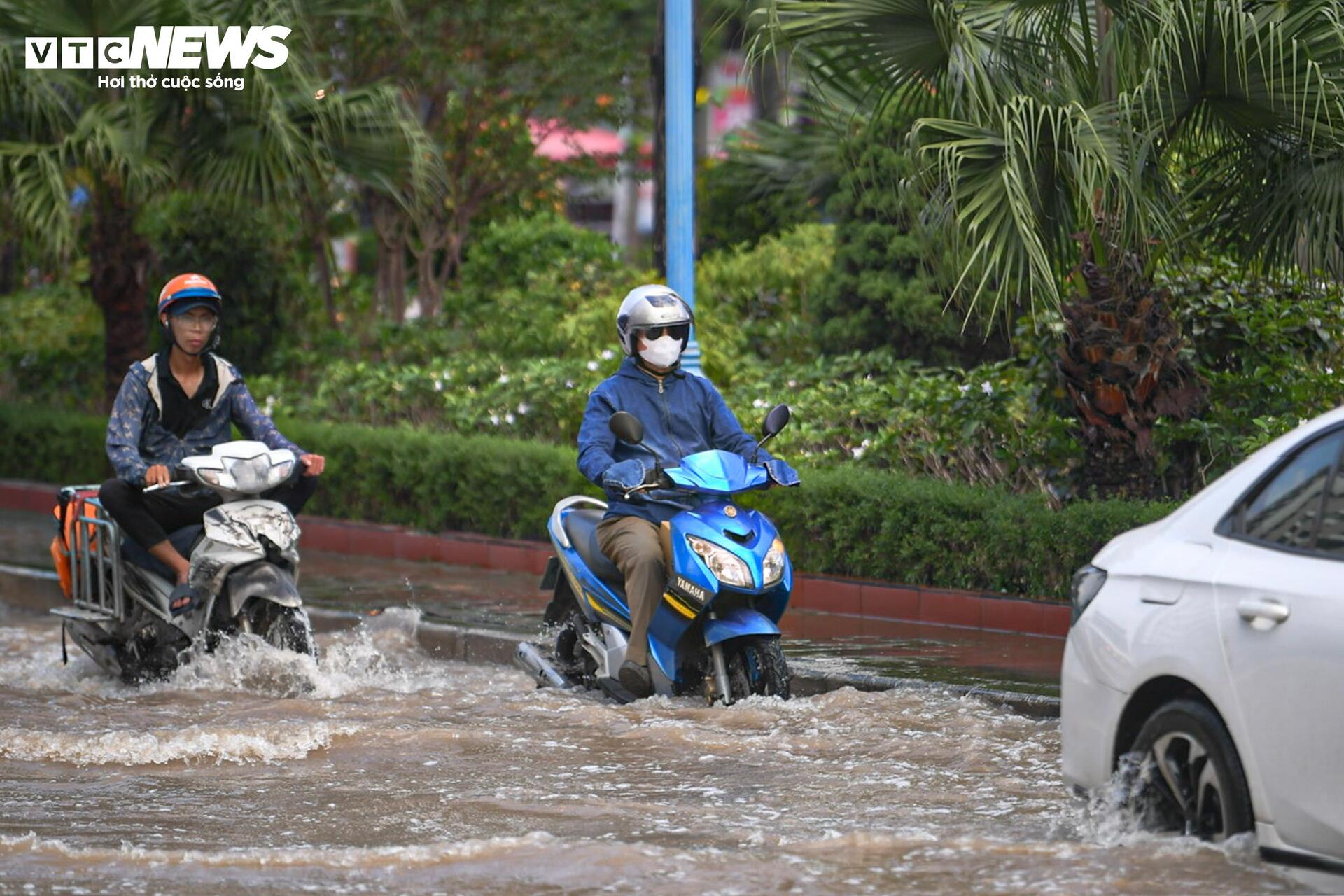 Hà Nội nắng đẹp, đường Võ Chí Công vẫn ngập nửa mét - Ảnh 5.