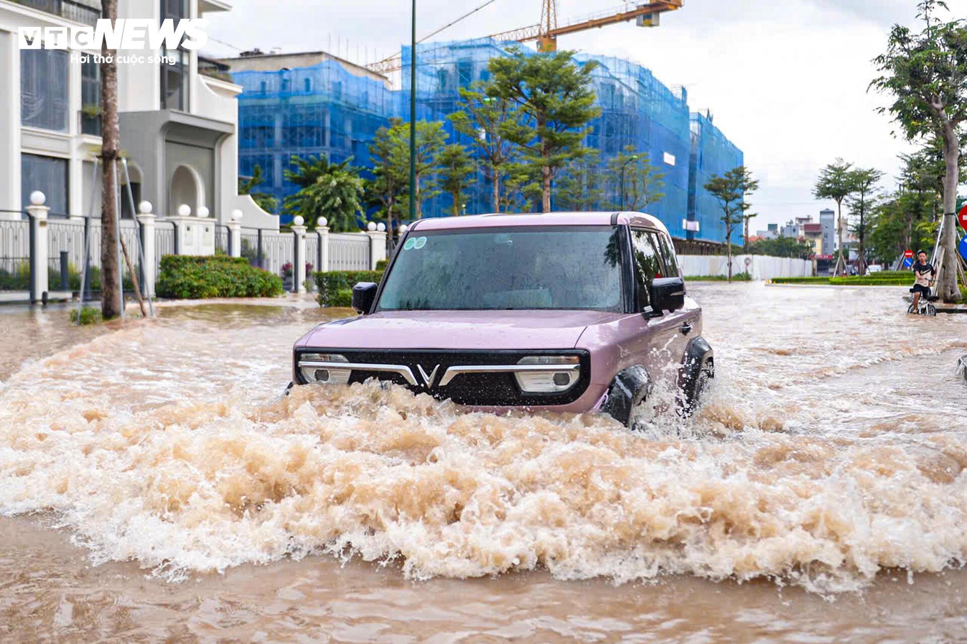 Hà Nội nắng đẹp, đường Võ Chí Công vẫn ngập nửa mét - Ảnh 10.