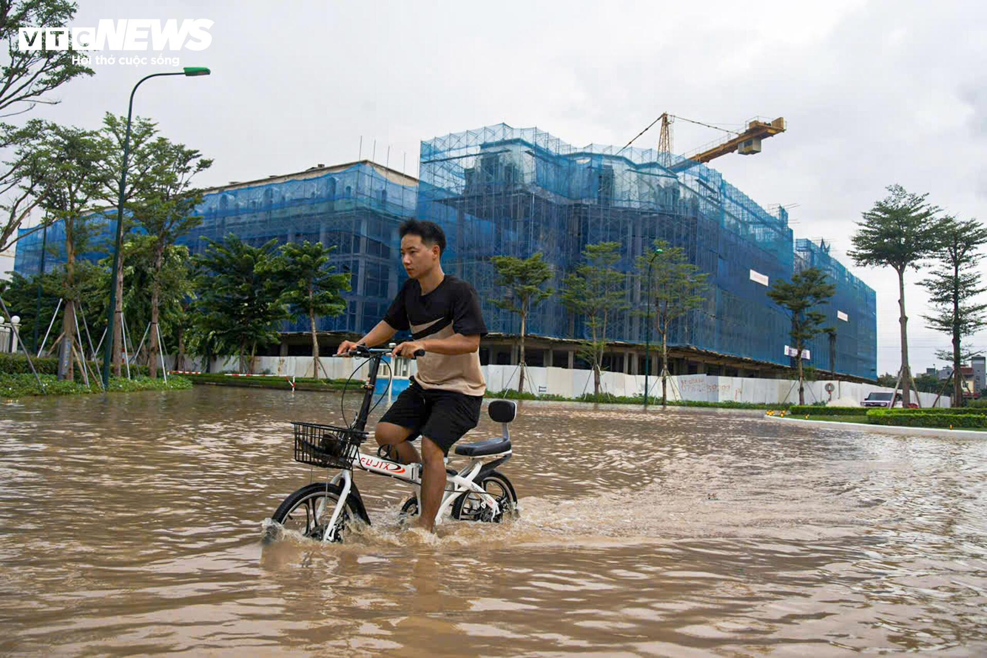 Hà Nội nắng đẹp, đường Võ Chí Công vẫn ngập nửa mét - Ảnh 11.