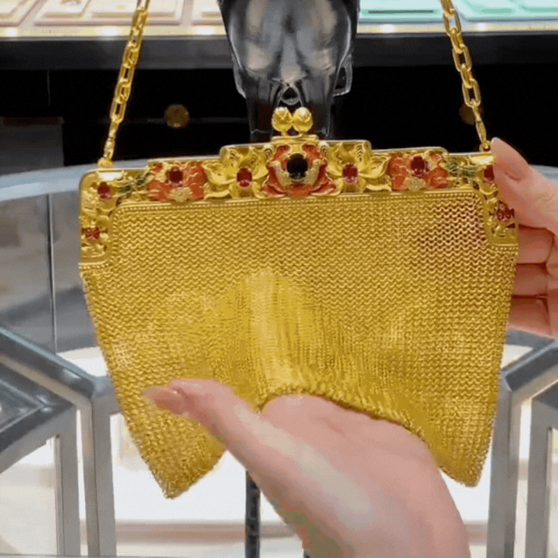 “Rửa mắt” với cuộc sống xa hoa của phú bà U35: Shopping ngọc ngà châu báu, tậu 99 món vàng ròng và biệt phủ cho con gái 3 tuổi!- Ảnh 5. “Rửa mắt” với cuộc sống xa hoa của phú bà U35: Shopping ngọc ngà châu báu, tậu 99 món vàng ròng và biệt phủ cho con gái 3 tuổi!- Ảnh 5.