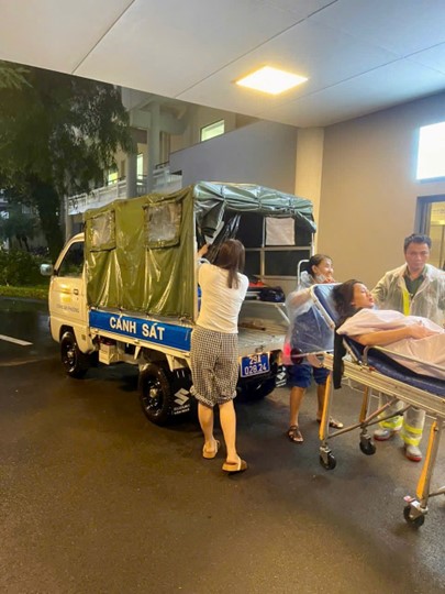 Sản phụ chuyển dạ giữa bão Bualoi được xe công an đưa đi cấp cứu đã 