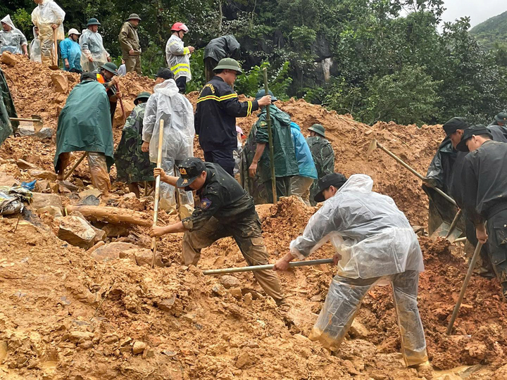 Huy động hơn 200 người và chó nghiệp vụ tìm 4 nạn nhân sạt lở ở Tuyên Quang - Ảnh 1.
