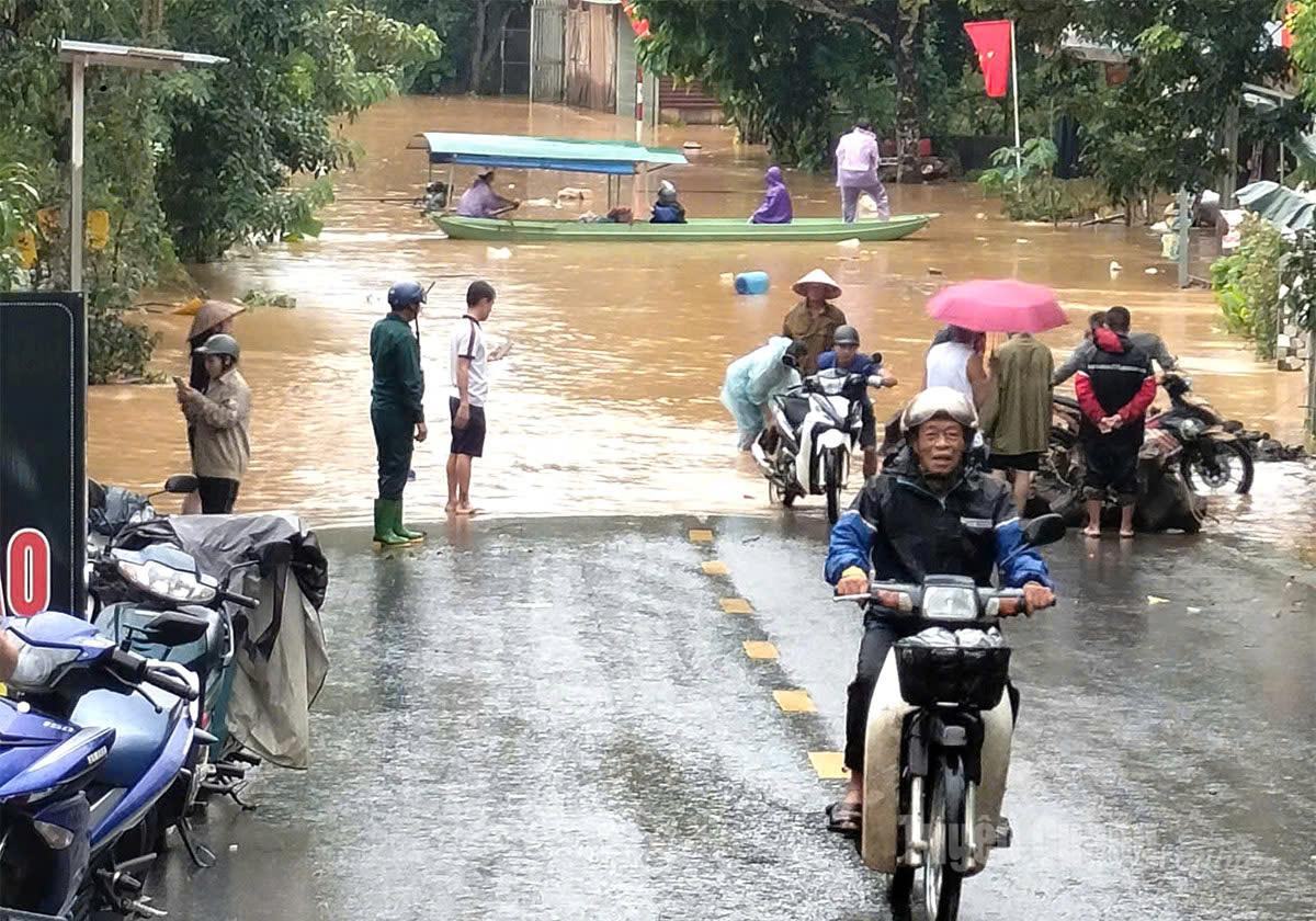 Căn nhà hai tầng đổ sập trong tích tắc vì lũ dữ ở Tuyên Quang: Hoàn cảnh đáng thương của gia đình - Ảnh 4. Căn nhà hai tầng đổ sập trong tích tắc vì lũ dữ ở Tuyên Quang: Hoàn cảnh đáng thương của gia đình - Ảnh 4.