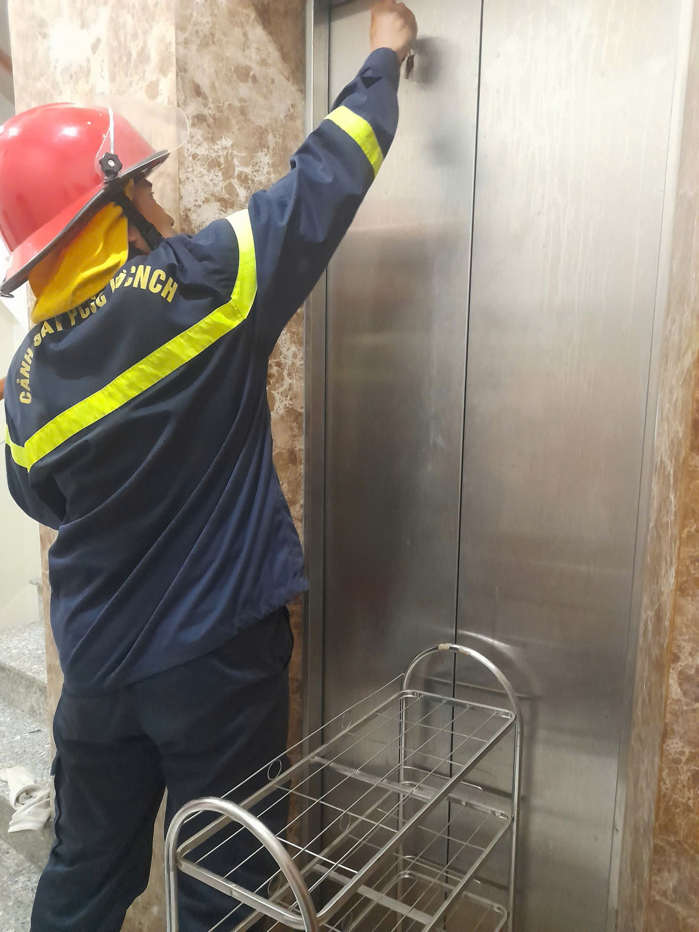 Giải cứu cụ ông mắc kẹt trong thang máy - Ảnh 2.
