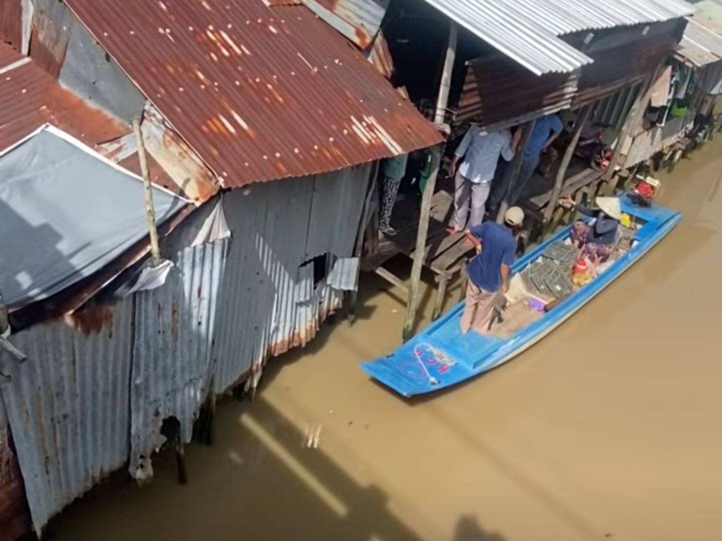 Bé 4 tháng tuổi ở An Giang nghi rơi xuống sông mất tích khi đang ngủ - Ảnh 4. Bé trai 4 tháng tuổi nghi rơi xuống sông mất tích khi đang ngủ ở An Giang - Ảnh 3.