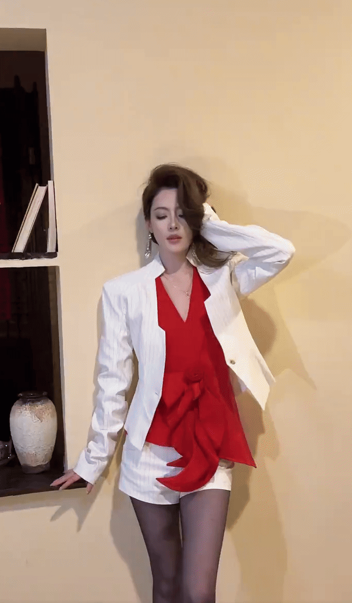 01e7887ebe7c488f01037003946e77c3d74610mp4video-ezgifcom-crop-1760854256512466261298-1760930705383-176093070720192200376.gif