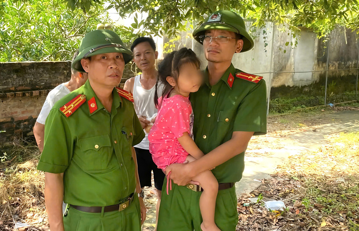 Giải cứu an toàn bé gái 4 tuổi bị bố đẻ treo lên trần nhà ở Bắc Ninh - Ảnh 1. Giải cứu an toàn bé gái 4 tuổi bị bố đẻ treo lên trần nhà ở Bắc Ninh - Ảnh 1.