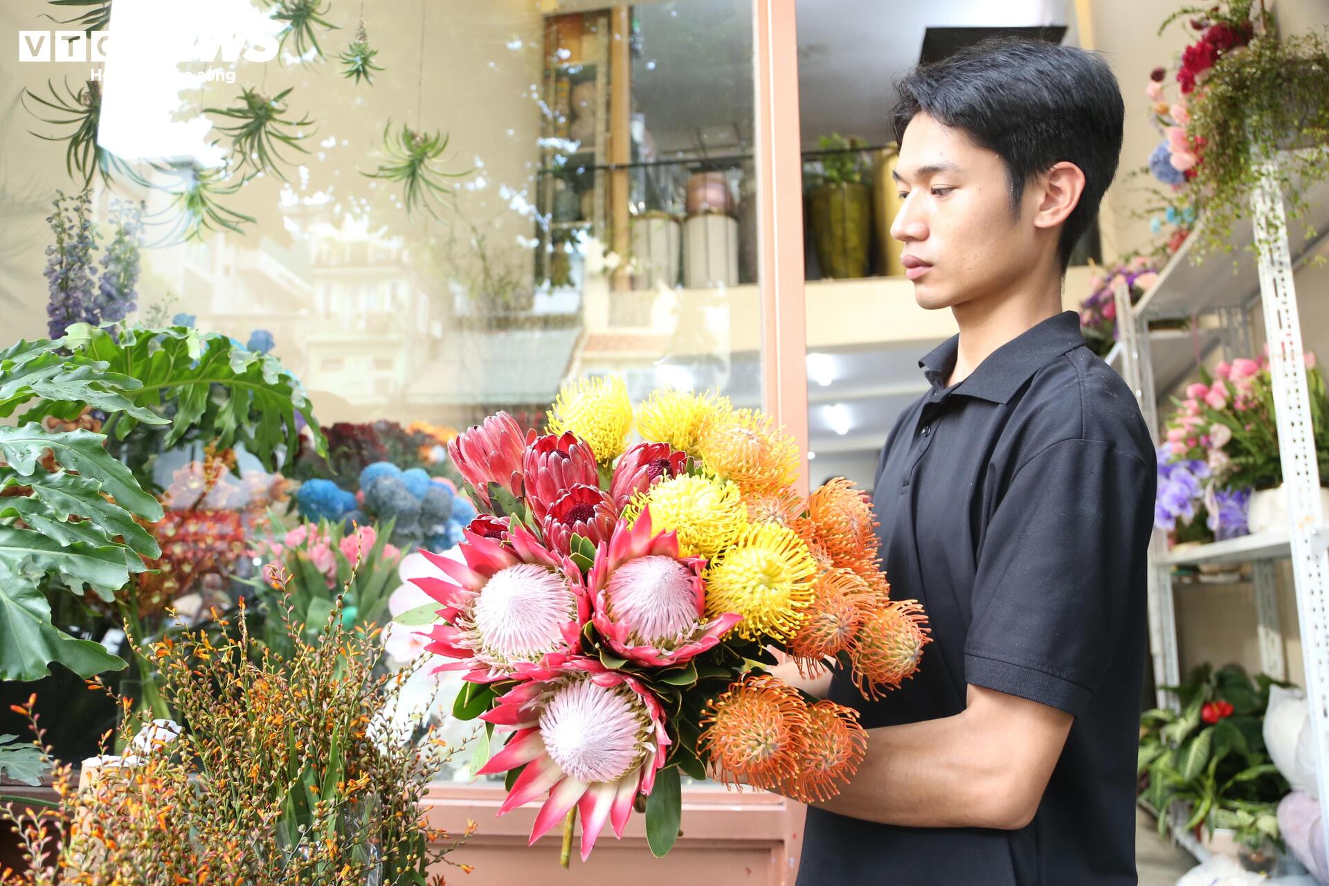 Hoa 'nhà giàu' mỗi bông giá 1 triệu đồng vẫn đắt khách dịp 20/10 - Ảnh 2. Hoa 'nhà giàu' mỗi bông giá 1 triệu đồng vẫn đắt khách dịp 20/10 - Ảnh 2.